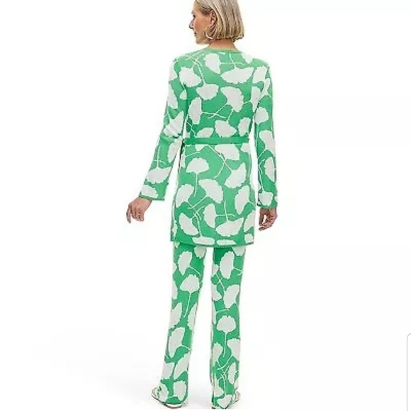2pcWomen's Long Sleeve V-Neck Ginkgo Green Sweater Wrap Top & Matching Pants DVF - Picture 2 of 10
